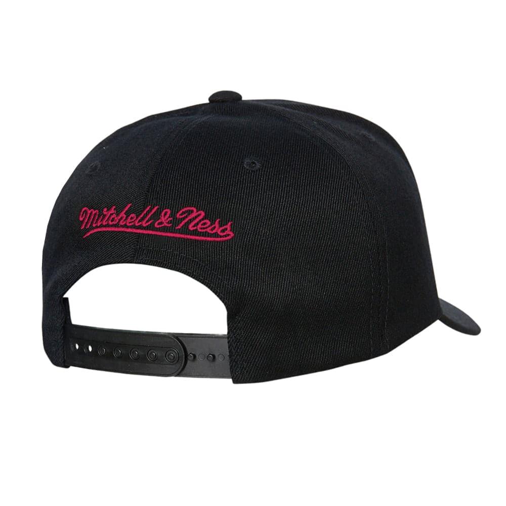 Chicago Bulls Mitchell & Ness NBA Foundation Script 110 Curve Snapback Hat - Black